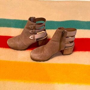 Sorel leather chunky heel boot - size 7